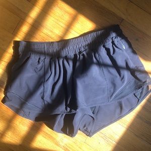 Lululemon Hotty Hot 4” short sz. 8